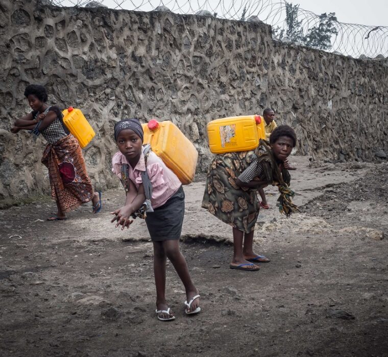A Goma, dans l'est du Congo-RDC, la corvée d'eau est quotidienne pour les femmes et les enfants. Photo: Didier Revol/CICR